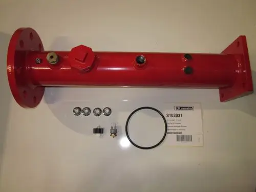 Rote Heizungsrohrkomponente von Remeha mit mehreren Anschlüssen, O-Ring und Verbindungselementen, abgebildet auf neutralem Hintergrund.